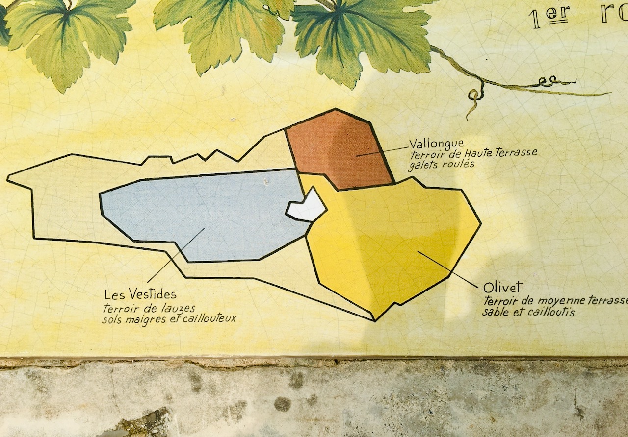 Welcome sign in Tavel showing three soil types
