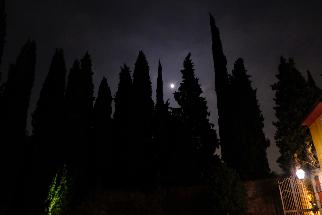 Villa Cordevigo at night