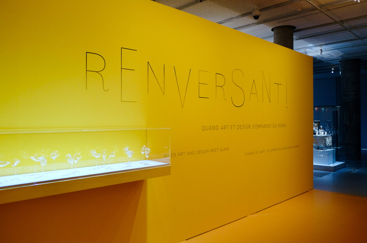 Yellow wall with "Renversant!" stenciled onto it; this was the title of an exhibition at the Cité du Vin in Bordeaux